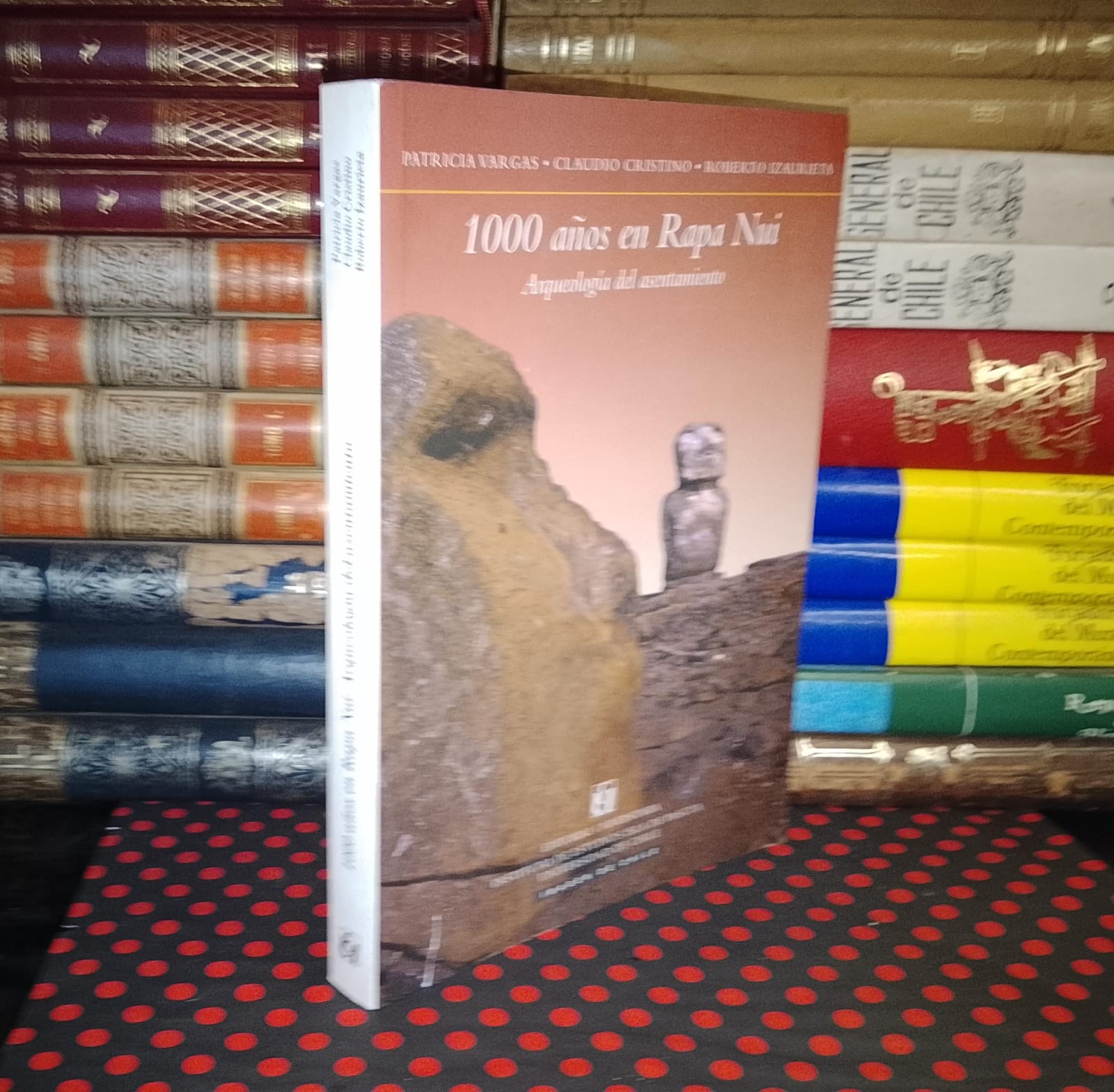 WhatsApp Image 2026-03-26 at 18.20.51 1000 Años En Rapa Nui - Patricia Vargas | Claudio Cristino | Roberto Izaurieta - Imagen 1