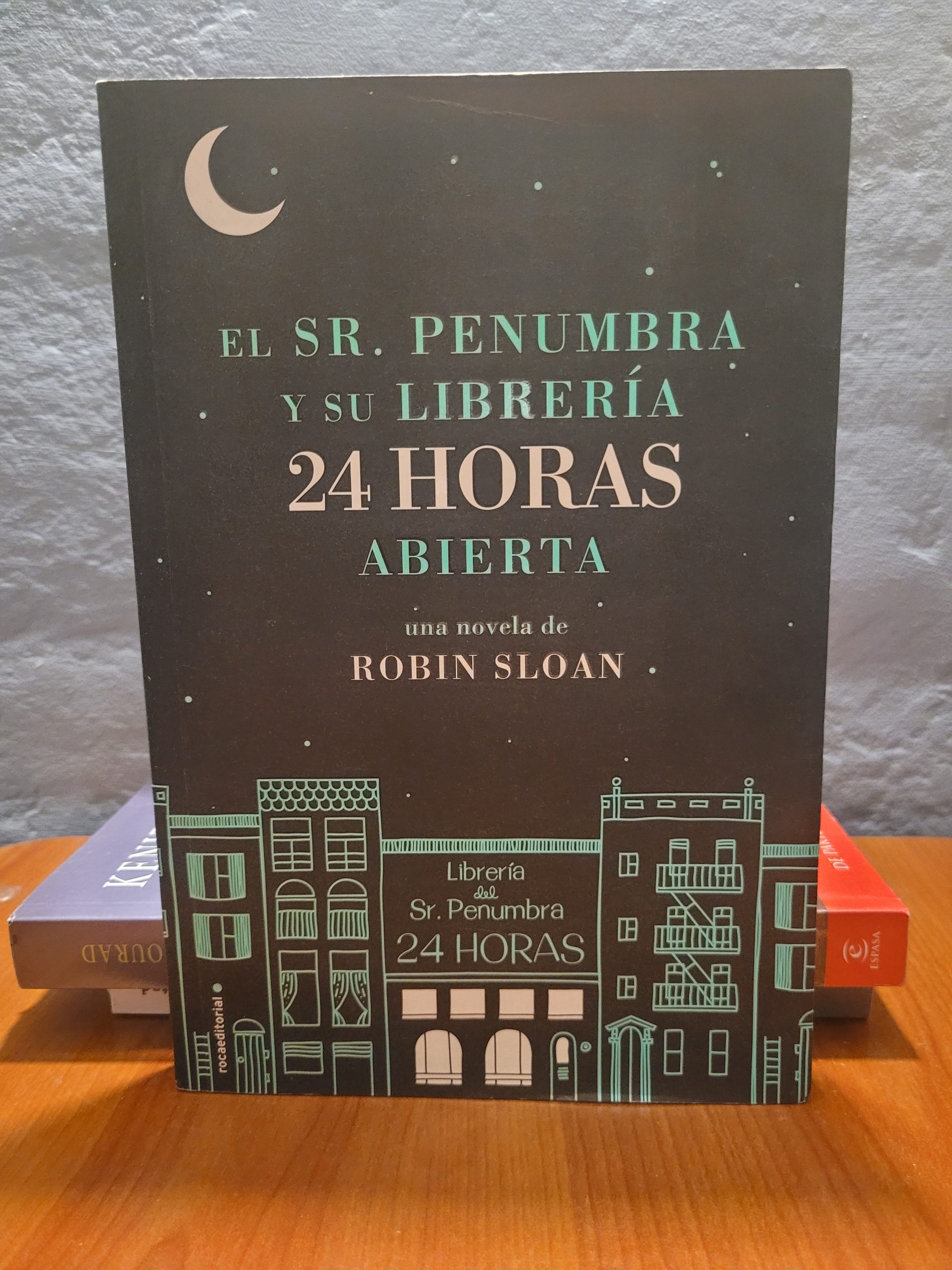 2026/04/1000090538-scaled.jpg EL SR. PENUMBRA Y SU LIBRERÍA 24 HORAS ABIERTA - Imagen 1