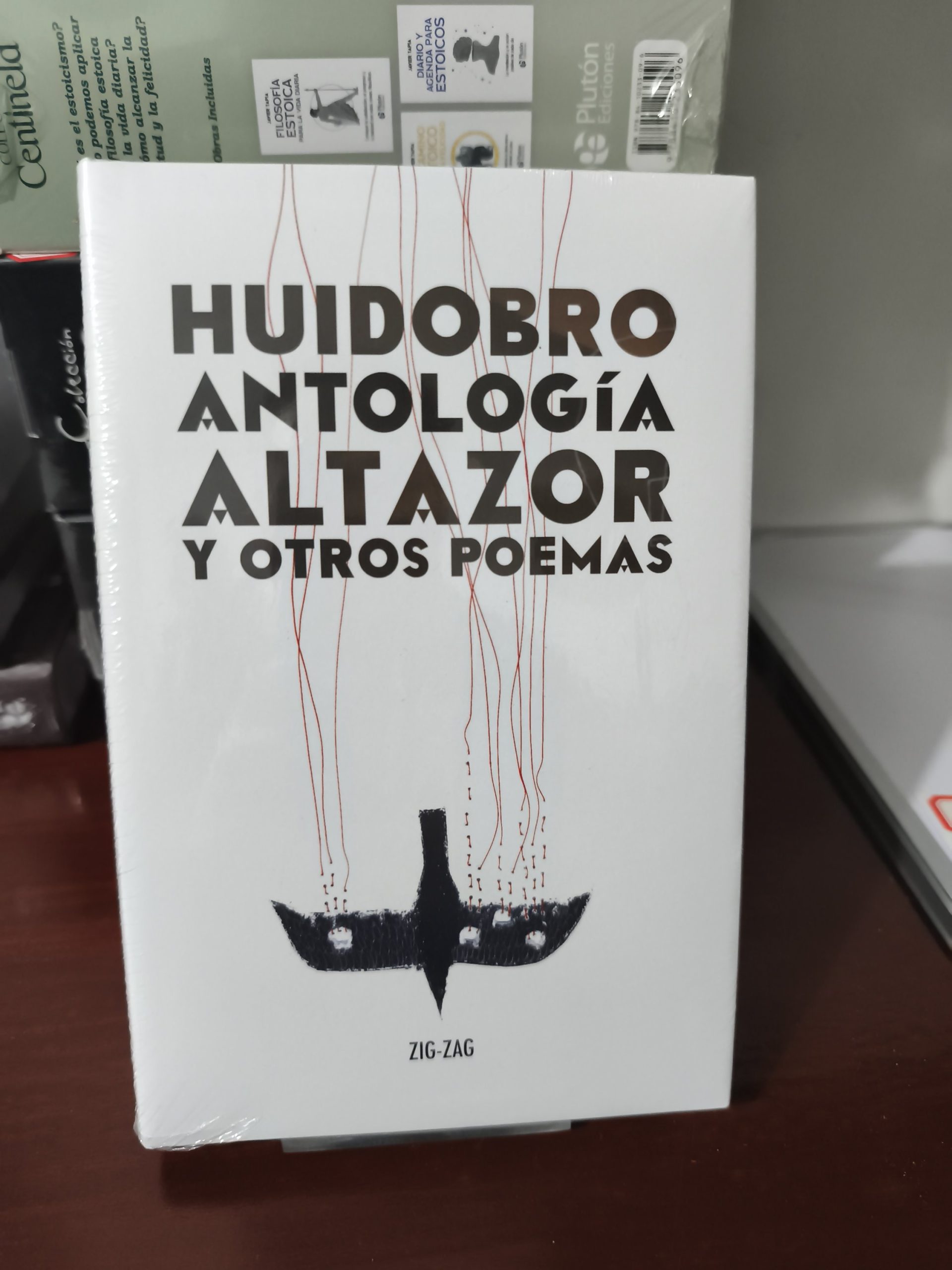 2026/04/JPEG_20260424_171300_8861477285051334435-scaled.jpg "Huidobro: Antología, Altazor y Otros Poemas" - Imagen 1
